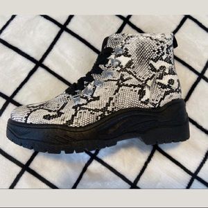 NWB Platform Snakeskin Utility Boot Sz 9